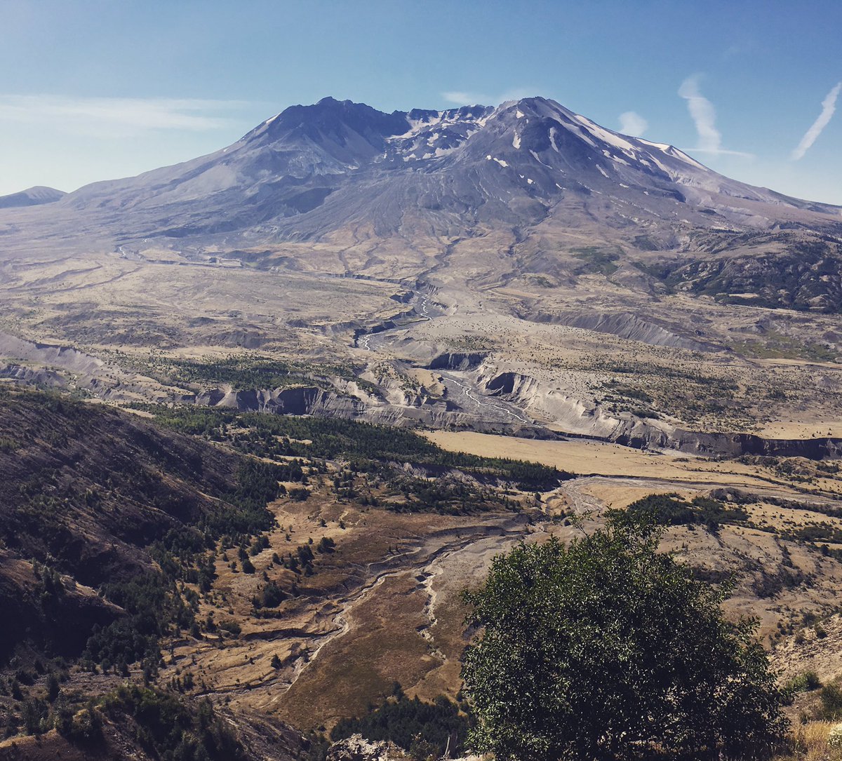 viccsmith's tweet photo. Our incredible view over Mount St Helens on our #IAVCE2017 mid conference field trip. https://t.co/2tn77IDiBx