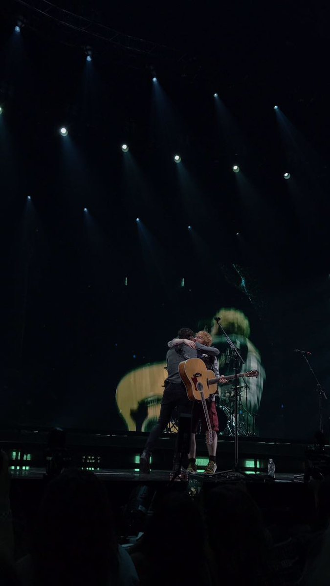Ed_Sheeran_BE's tweet photo. Pictures of Ed on stage with Shawn Mendes last night! (via EdSheeranBrCom) https://t.co/SkHUwxO1Gu
