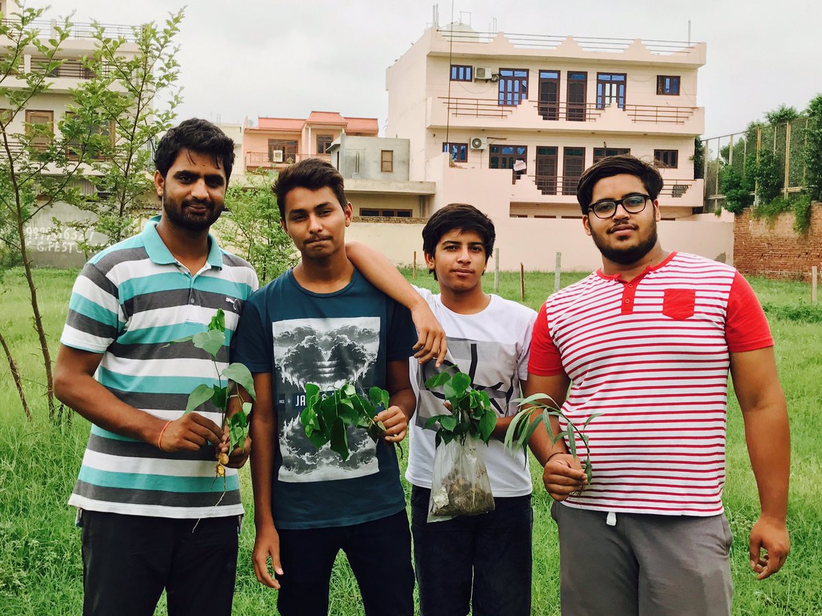 Rootsofhappine2's tweet photo. #treeplantation #greengurugram #ROOTSOFHAPPINESSNGO #HARIYALI https://t.co/rggY8ckmFv
