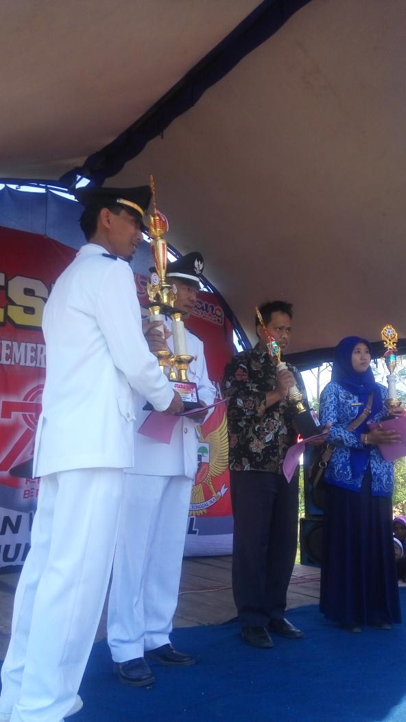 penyerahan piala PPHBN lomba sepak bola antar desa sekecamatan watukumpul