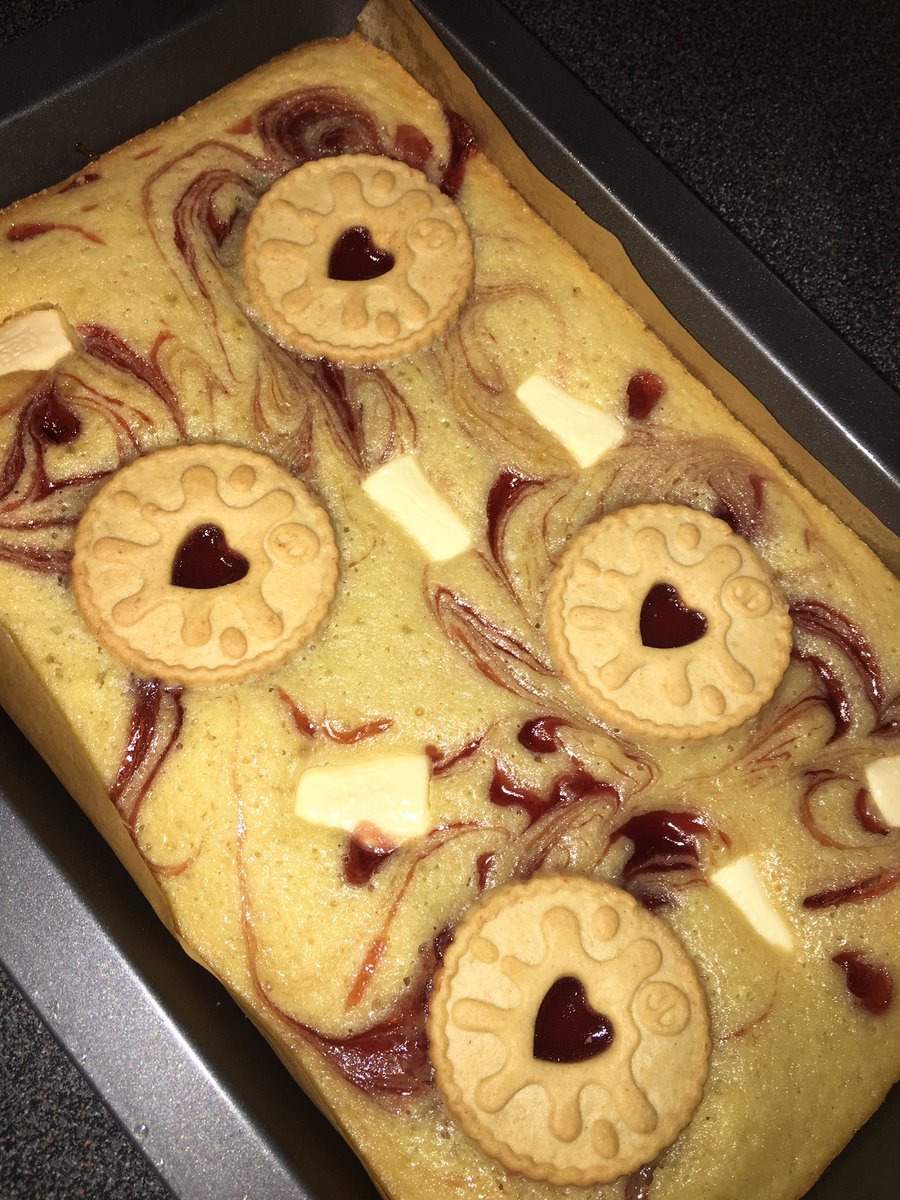 Little Blonde Bakes tweet media