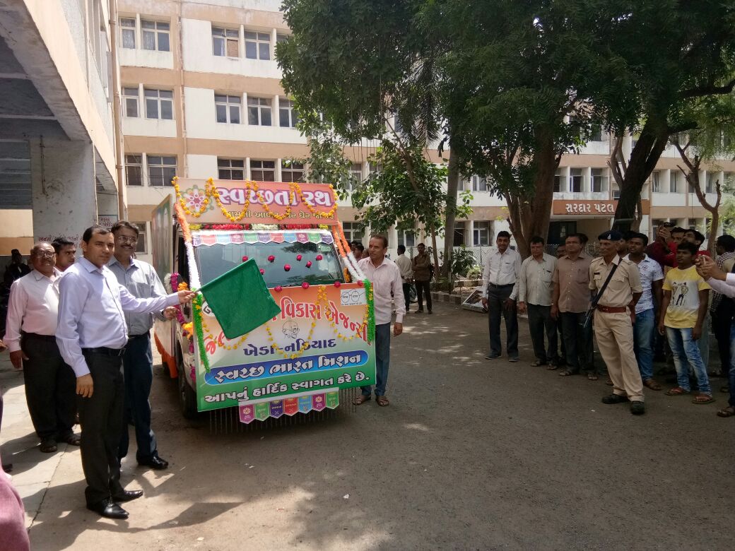 Swachchhta Rath flag of by Collector Kheda