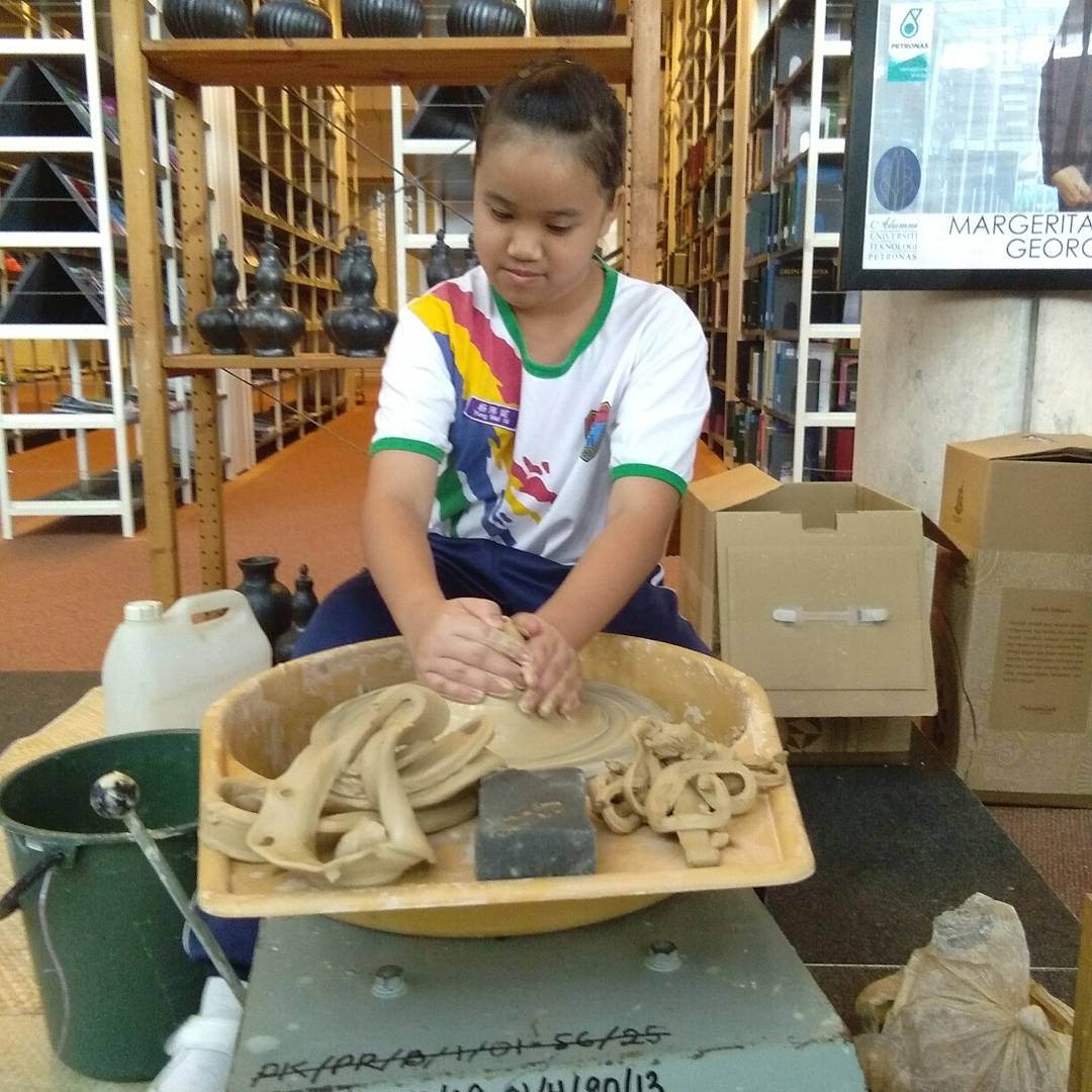 IRCUTP's tweet photo. Welcome SJK (C) Gopeng @ IRC for PAMERAN WARISAN KRAF TANGAN PERAK 

#utp #warisan #perak #labusayong #batik #kraftangan #malaysia https://t.co/UOLMgae1je