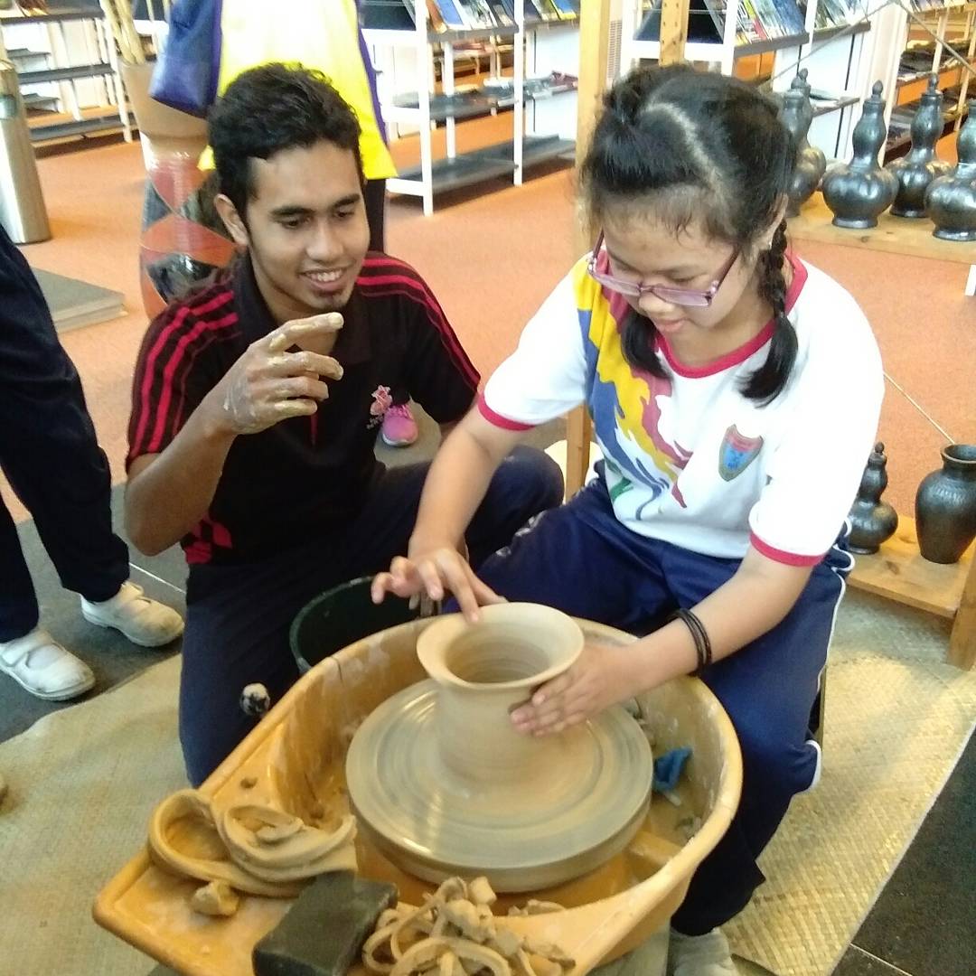 IRCUTP's tweet photo. Welcome SJK (C) Gopeng @ IRC for PAMERAN WARISAN KRAF TANGAN PERAK 

#utp #warisan #perak #labusayong #batik #kraftangan #malaysia https://t.co/UOLMgae1je