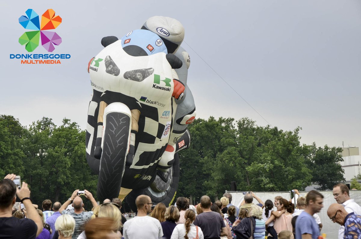 DonkersgoedMM's tweet photo. Gelukkig hebben we de foto's nog... @ballonevent #barneveld #weerbf Motorballon landt in boom https://t.co/osfjuW2Xzf https://t.co/yScSrGfiuA