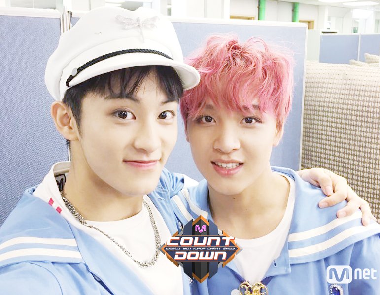 MnetMcountdown's tweet image. 풋풋한 사랑고백 전문 #NCTDREAM 이 드디어~~돌아왔습니다!! 마린룩을 온 몸으로 흡수 한 듯 인간 청량함 그 자체! #마크 #해찬 군!!! 갑자기 불어닥친 쌀쌀한 바람이 어색한 엔시티즌 따뜻한 드림풍 맞으러 #엠카운트다운 으로 오세요