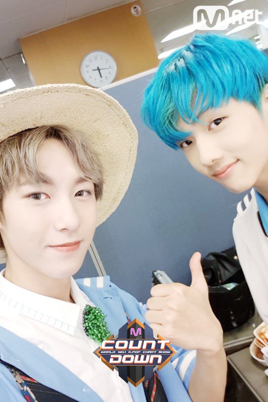MnetMcountdown's tweet photo. 누구나 한 번쯤 써보고 싶지만 소화하기 넘나 힘든 햇~살면서 한 번쯤 해보고 싶지만 도저히 할 수 없는 헤어컬러...괜찮아요 #NCTDREAM #런쥔 #지성 군이 대신 소화해 드릴거니까요! 오늘 저녁 6시 #엠카운트다운 #WeYoung 최초공개! https://t.co/igROErDAsN