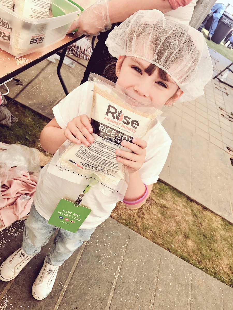 Lisa_Jane_Adams's tweet photo. #ThrowbackThursday to Saturday at #LongbridgeManor attending our #RiseAgainstHunger event. Priceless to have my daughter there with me ❤️ https://t.co/TWr9pD3KVf