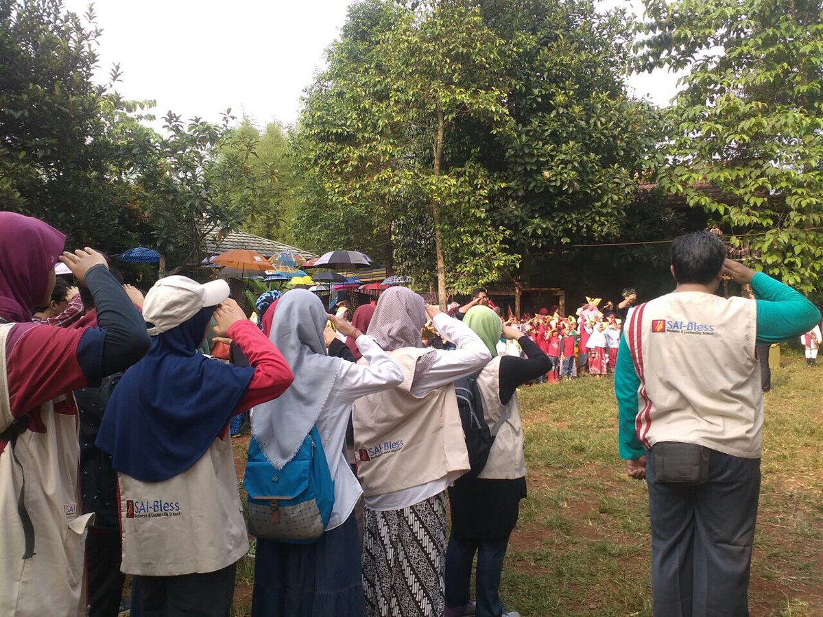 SAIBlessjkt's tweet photo. Pagi tadi sebelum memulai long march dari @SAI_Meruyung menuju @SekolahAlamID Cipedak. #cumadiSAIBless @msi_sai https://t.co/zn9IJL4gpb