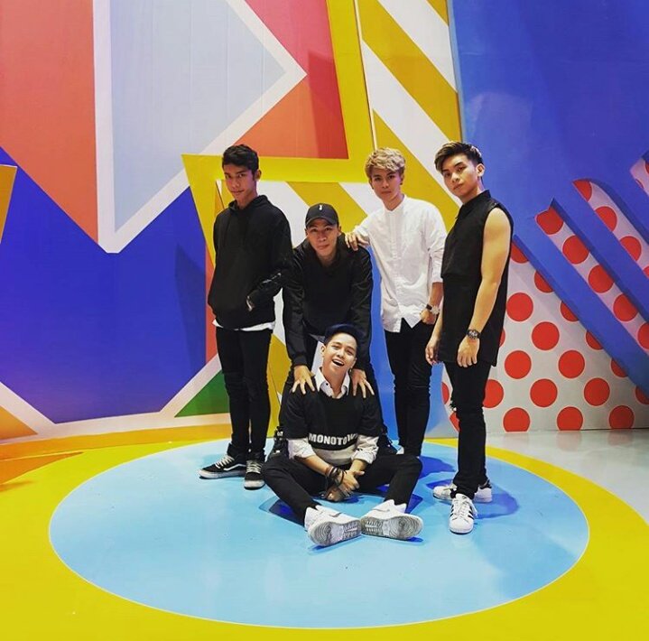 alifmalvinfocus's tweet photo. [ Ig update alif.rizq - @alifrizq ] bforce_id dengan single "hanya untukmu" 
Terlahir dari ajang pencarian bakat... https://t.co/xYf0b0U7iI https://t.co/inW94jgsVl