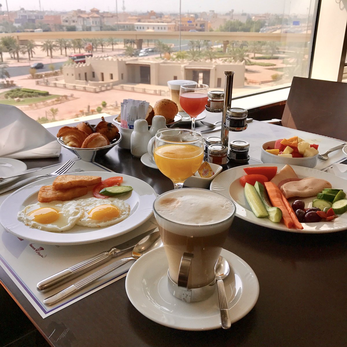 fourpointkuwait's tweet photo. Indulge in the delicious Four Points Breakfast at Asseef restaurant while enjoying the view on the famous Al Jahra Gate of Kuwait. https://t.co/4QLX0L4SJ7