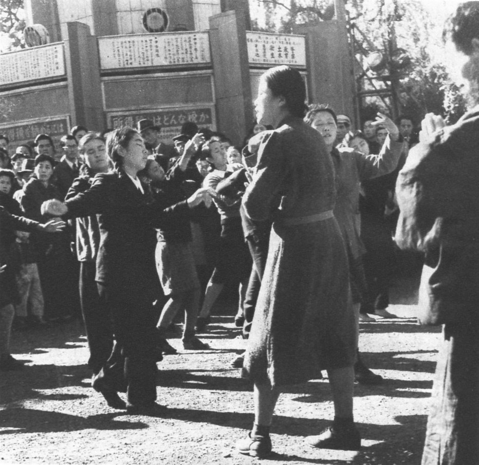 RT @polipofawysu: 1948年（昭和23年）。北村サヨが教祖の「踊る宗教