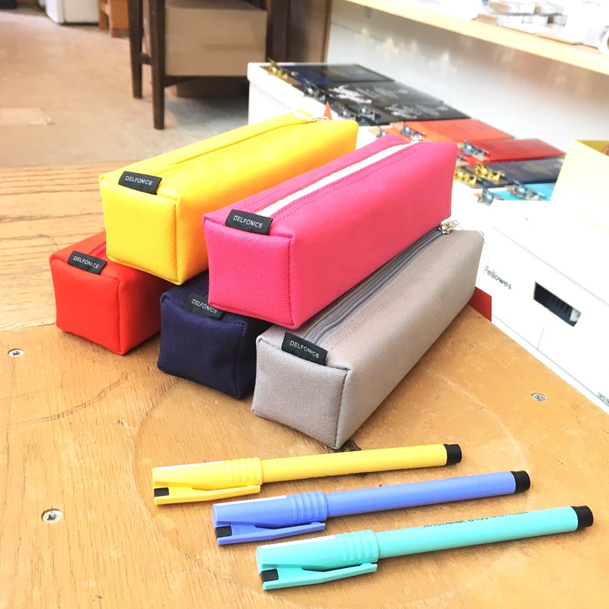 Twitter पर 文具店アイデアスイッチ Theシンプル カクカク四角いペンケース 帆布製 カラフル 飾りなし 記録を見返すとこの時期は ペンケースの買い替えのご要望が お客様と私のこれ良いなと合致した時はお店に置くのが嬉しくなります 伝わってるのかは別として