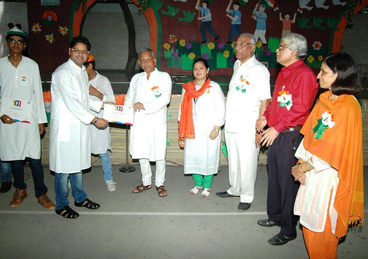 MindHour's tweet photo. #YCQ (an initiative by #MindHour) Prize distribution in New Horizon School, Delhi by Shri Mani Shankar Aiyar https://t.co/OJnx5pEKqx