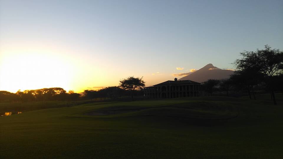 Kiligolf's tweet photo. #kilimanjarogolf #sunsets #nofilter #golf #tanzania #somethingstunning #mountMeru https://t.co/1Fp19fE9Ao