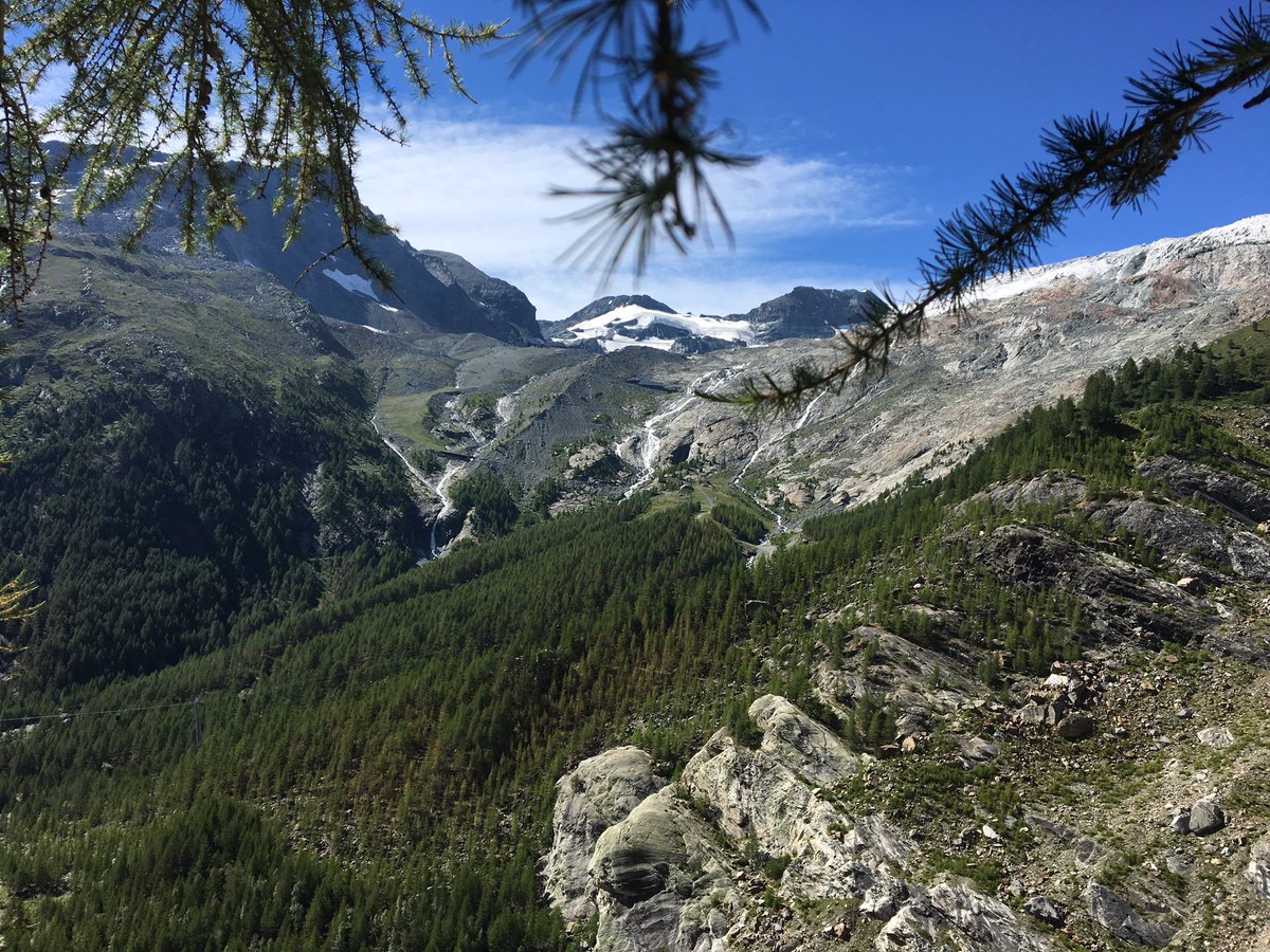 fletschhorn's tweet photo. Noch keine Idee fürs Wochenende? Kommen Sie zu uns! Passende Angebote unter https://t.co/ZRY7tZ26LL #fletschhorn #saasfee #gaultmillau https://t.co/jnkCIUHKQy