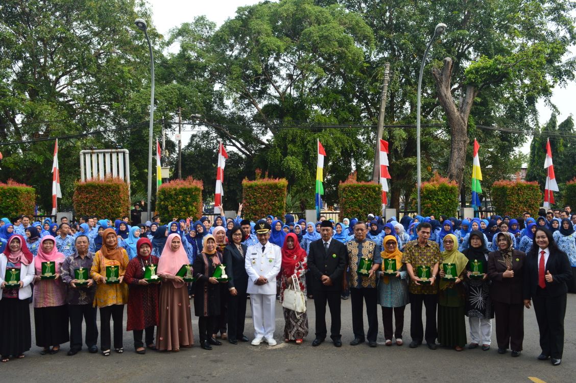 humasbekasikota's tweet photo. Wakil Wali Kota Bekasi @syaikhu_ahmad memimpin Upacara HUT RI Ke-72 di Jajaran Pegawai RSUD dr Chasbullah Abdul Madjid, @rsud_bekasi https://t.co/OYHLxUcVms