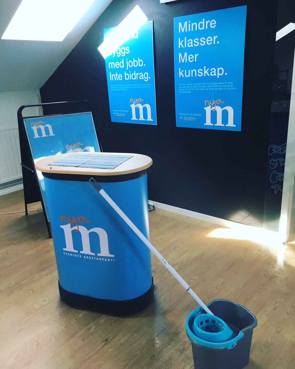 MLowenhook's tweet photo. När städ av partilokalen faller på min lott tänker jag att outsourcing nog är en väldigt fin sak ändå. #städa #outsourcing https://t.co/sSO0kWEiCw