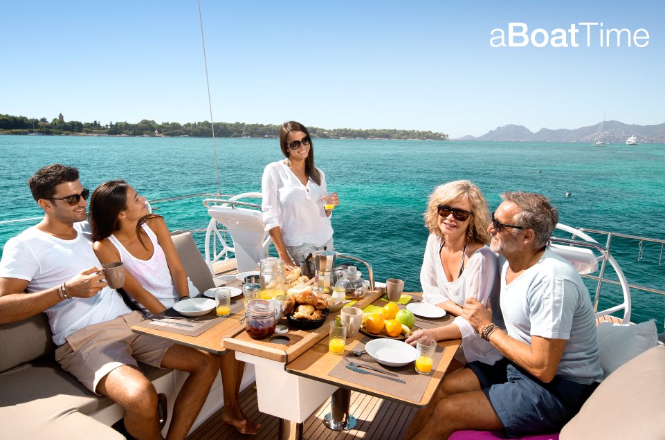 La próxima vez que te levantes en tus vacaciones será para desayunar en el mar, ¿te apuntas? 🥐🥃 #PlanesaBordo #BuenosDías #FelizJueves