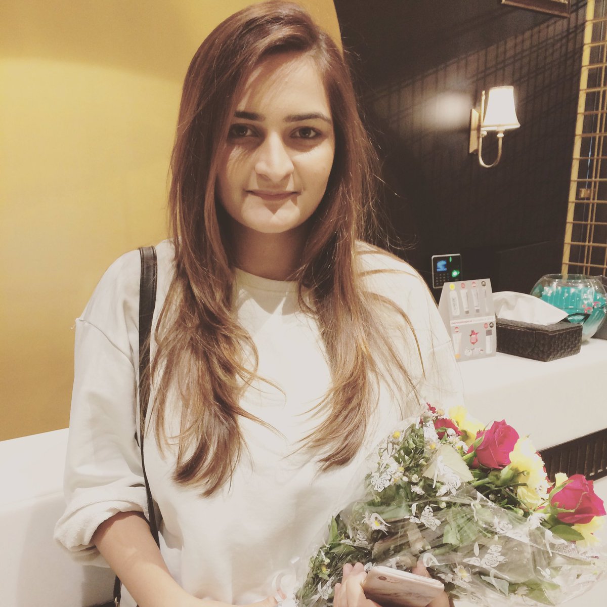 HM_Mumbai's tweet photo. #ThursdayThoughts #HairStory @SonaliMalhotra4 #fashionblogger chooses a #soothingspa with a #coolcut. For appointments call 9643909080 https://t.co/t4O4x9tvmc