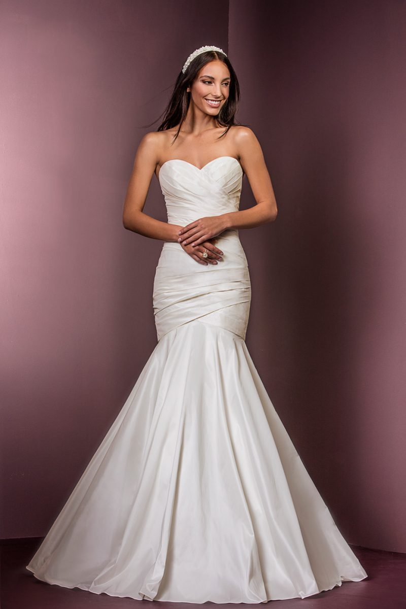 theweddingrooms's tweet photo. #TWRoutlet This stunning shimmer taffeta Fishtail dress by @ellisbridals was £895 now £495 in a size 12! #dreamdressforless #wedding#bride https://t.co/RiD9IskzyA