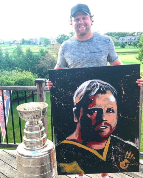penguins's tweet image. Phil Kessel poses with the "Pittsburgh Mona Lisa."

✏️: pens.pe/2v50f0d
📷: Cody Sabol