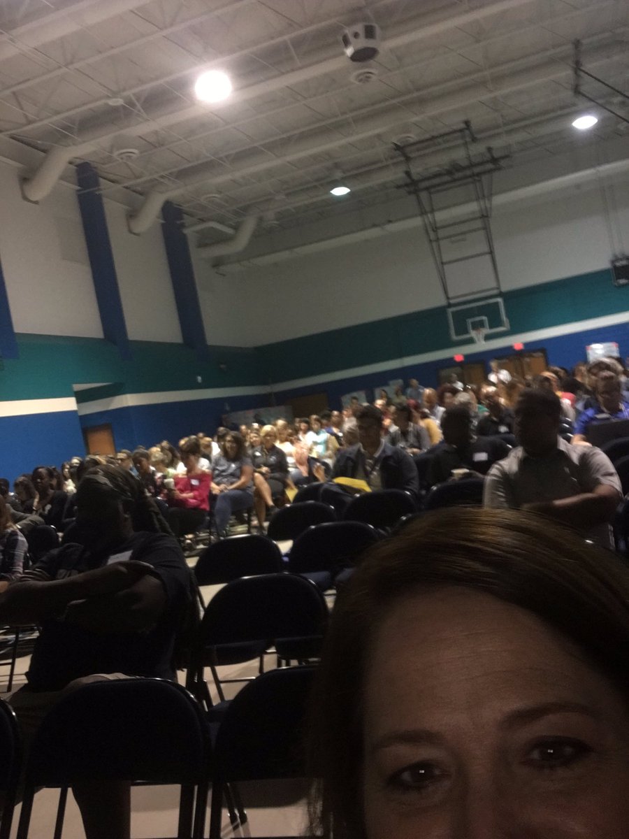 pinoakms's tweet photo. Full house with our friends from @MeyerlandMS @PershingPandas @PilgrimHISD for our 2017 MS Conference. #MSConf17 @HISD_Advanced https://t.co/paGohGs7Qp