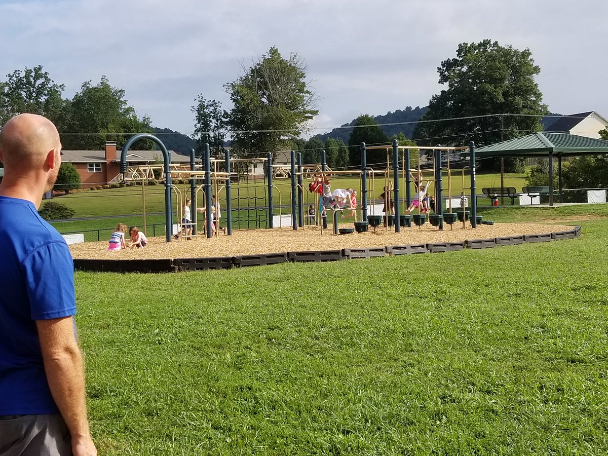 RobinDBennett's tweet photo. @BonnyKateElem 1st graders enjoy their activity time under special area teacher's watchful eyes #bkroars #kcslmc https://t.co/mQ54DOvkkd