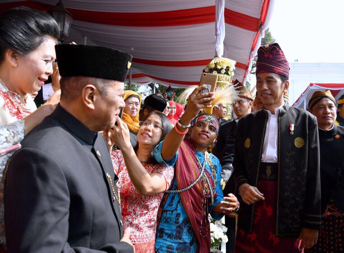 jokowi's tweet image. Hari yg istimewa, kita rayakan dengan mengenakan pakaian adat. Bangsa yg beragam itu kekuatan kita. Dirgahayu Republik Indonesia -Jkw