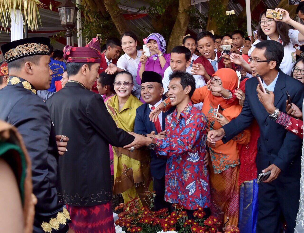jokowi's tweet image. Hari yg istimewa, kita rayakan dengan mengenakan pakaian adat. Bangsa yg beragam itu kekuatan kita. Dirgahayu Republik Indonesia -Jkw