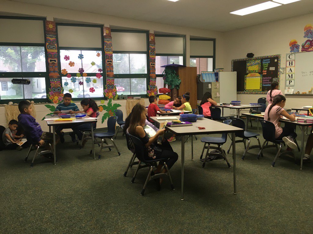 Solis2Rafaela's tweet photo. Mrs. Perez 3rd grade science students reading their science magazines. https://t.co/YNsq8HldUi