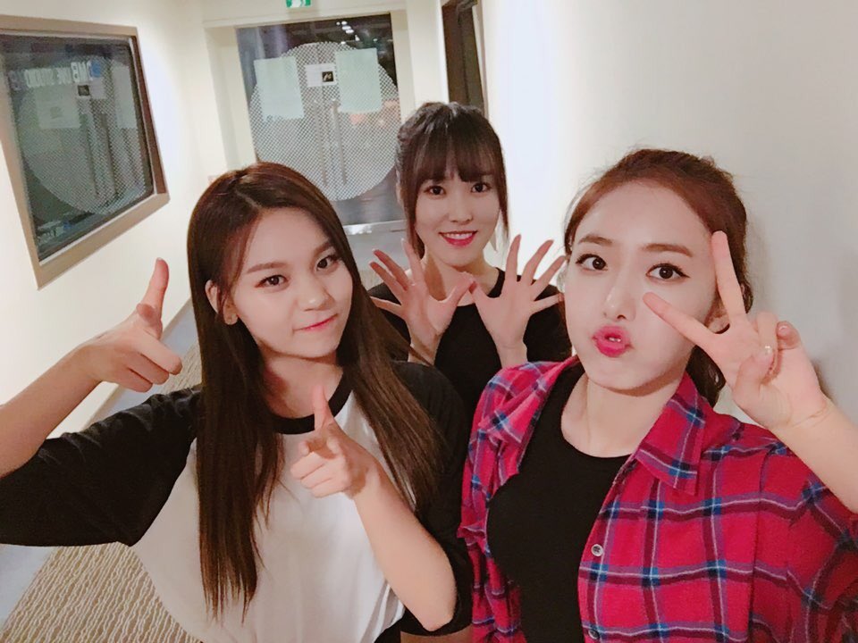 GFRDofficial's tweet photo. #여자친구 #GFRIEND 잠시 후 11시! SBS 파워 FM 107.7MHz #NCT의nightnight 에 여자친구가 함께 합니다❤ 같이 귀 기울여 주실 거죠? 👂✋️ #유주 #신비 #엄지 https://t.co/Ww4pudjucn