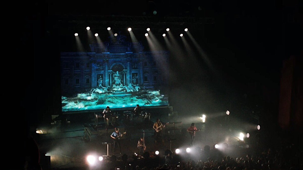 askachang_'s tweet photo. Stunning visuals + amazing set! WHAT A SHOW, @wearephoenix! Love you! Ti amo! Je t'aime! ¡Te quiero! #PhoenixLiveInManila #TiAmoTour 💘 https://t.co/m1GK0bohVP