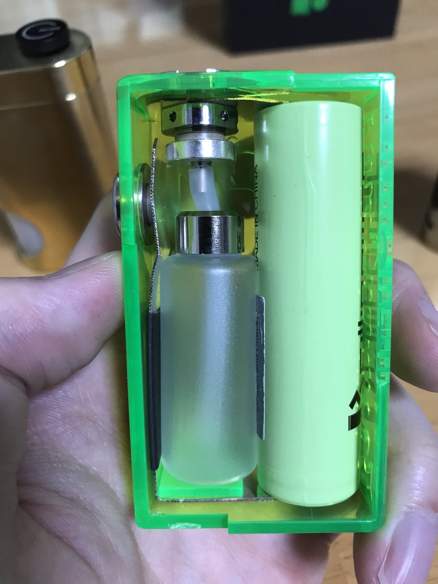 sandeman88's tweet photo. pulse 22のゴールドとFrankenSkull BF Modを購入
このBF Modが接触悪くて、全てバラして加工研磨し直しても接触が悪いというダメダメ仕様なのだった…
Pulseはかなりスカスカだけど漏れない良アトマイザー！

#vape #RDA #BF #Squonk https://t.co/0eFrydYf7v