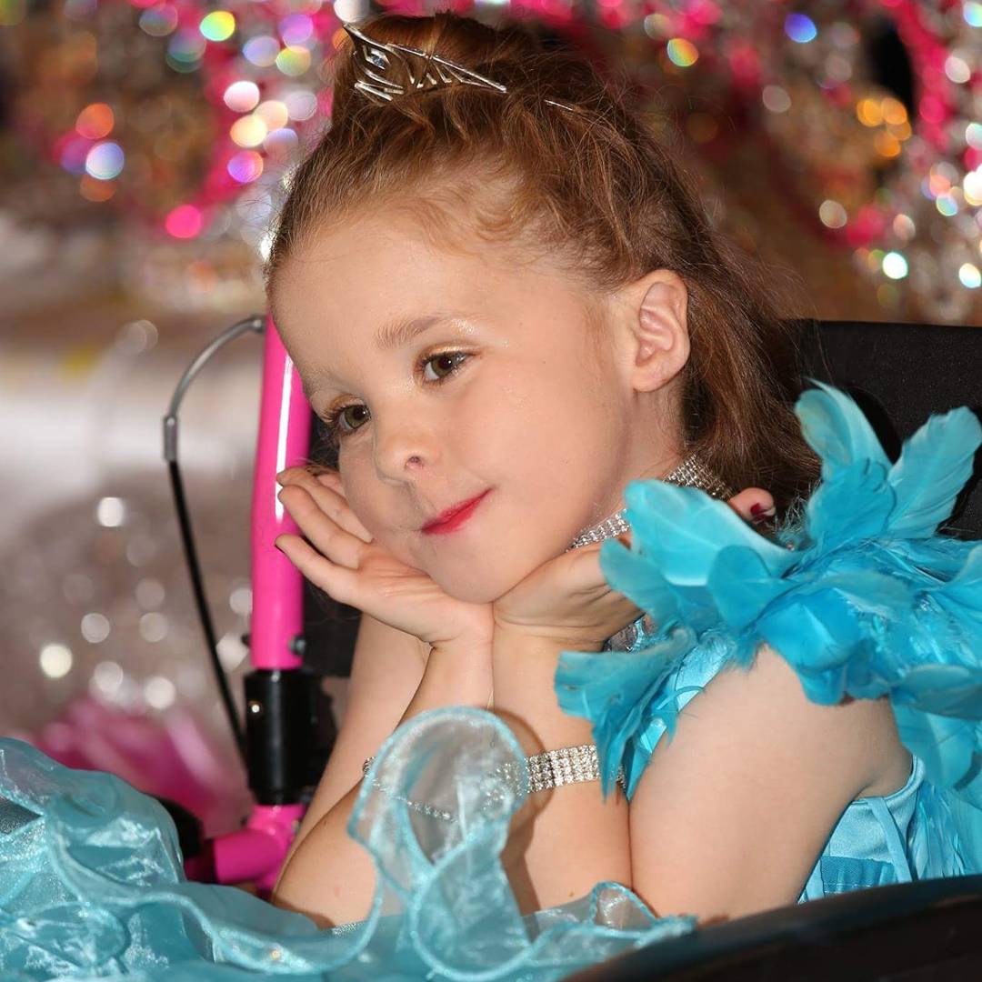 Sheppey_mamma's tweet photo. Is this the face of a child forced by a pushy parent? Or a child who has a hobby that she enjoys?
#pageantmum #pageantfamily #lovenothate https://t.co/RxkfPYr5un