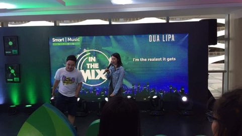 Luke5SOSPH's tweet photo. They are having some games in the lounge area! #InTheMix2017 || @Michael5SOSPH -lei https://t.co/WkZyOtugQL