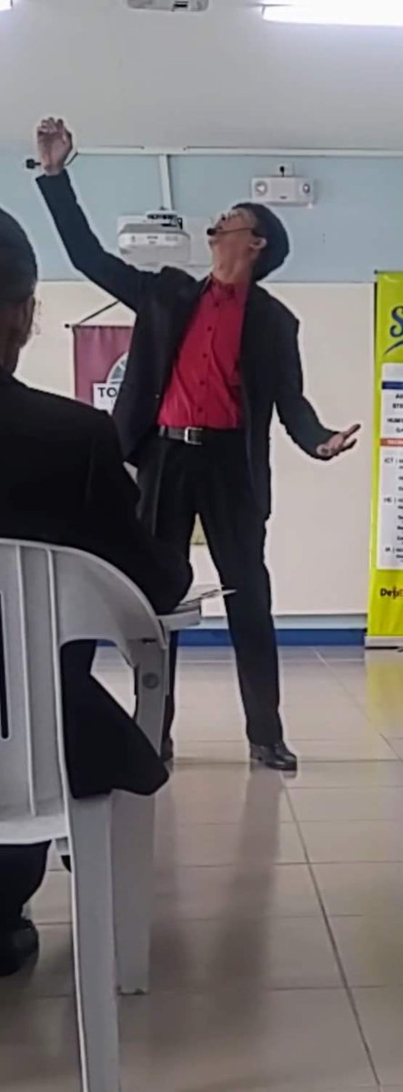 Royverine's tweet photo. Oh, the things that you do to win a humorous speech contest

#Toastmasters #HumorousSpeechContest #PublicSpeaking #CATMC #District75 https://t.co/iAgqIw3BbU