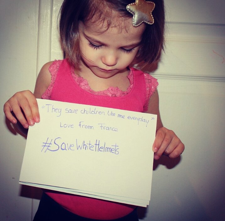 IranArabSpring's tweet photo. @SyriaCivilDef @SyriaCivilDefe @lylarose18 هؤلاء ينقذون الأطفال مثلي كل يوم
حب من فرنسا
#انقذوا_القبعات_البیضاء
#SaveWhiteHelmets https://t.co/7PtYlvGhwV