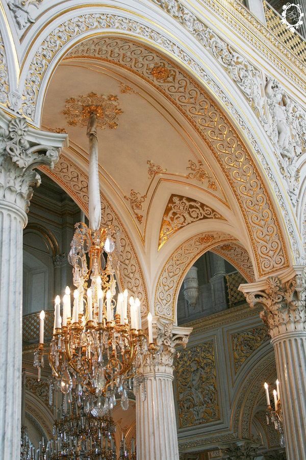 صورة تقترح حجم النجف ان يكون الحجم 1/12 من قطر الغرفة 
مثلا قطر غرفة ٨ متر يناسبه نجفة بقط 65 سم 
تح...