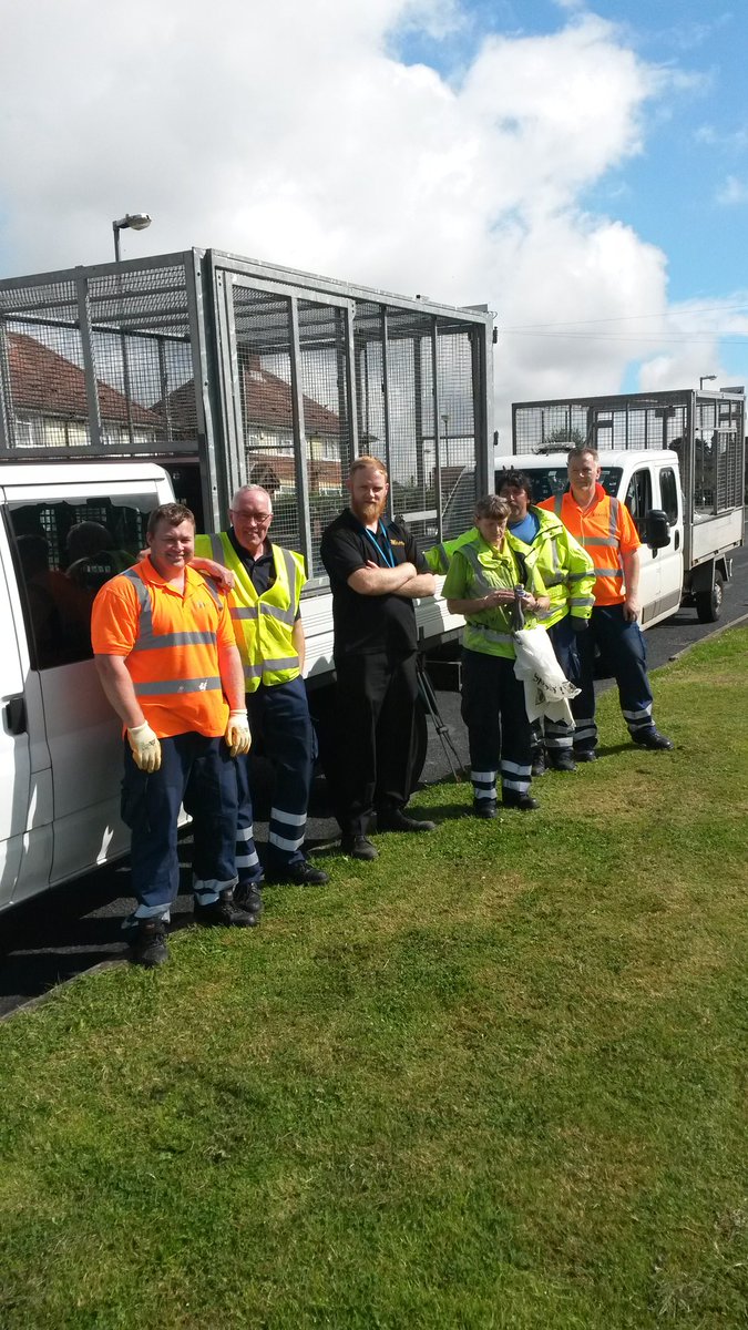 HousingLeeds's tweet image. It's Operation Champion day on #Halton Moor @Clean_Leeds have turned out in force &amp;amp; @WestYorksPolice thanks guys