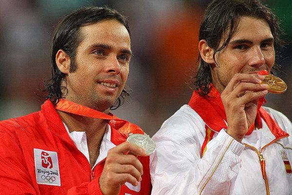 MindepChile's tweet photo. Bombardero Olímpico! Hace 9 años @elfergonzalez 🇨🇱 obtenía 🥈en los JJ.OO. #Beijing2008  tras jugar la final del tenis 🎾 ante @RafaelNadal 🇪🇸 https://t.co/iGM0LaWKau