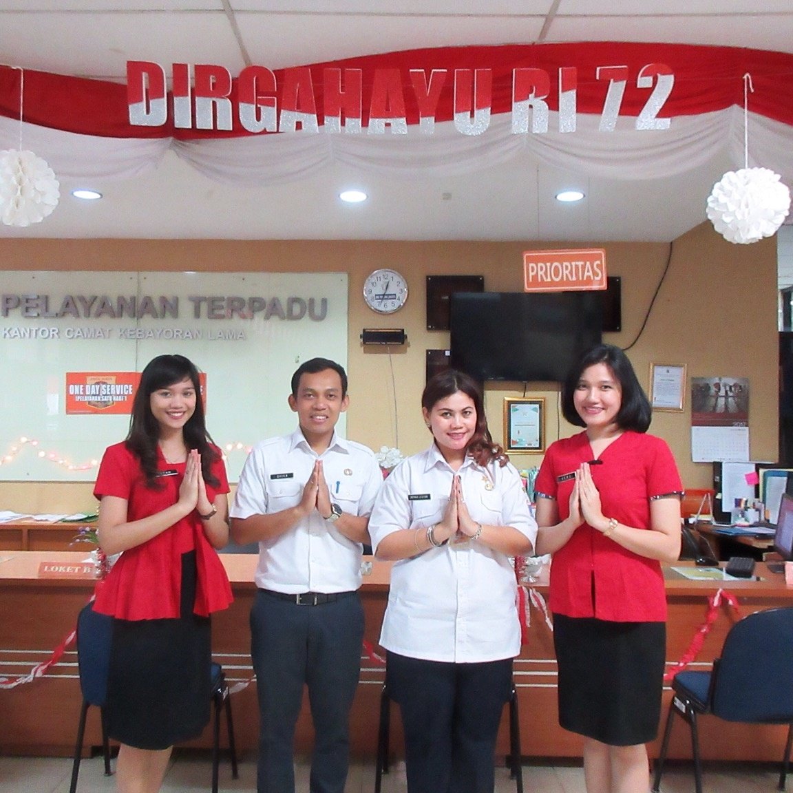 ptspkeblama's tweet photo. Kami mewakili segenap rekan kerja PTSP Kecamatan Kebayoran Lama, mengucapkan 'Dirgahayu Indonesia ke-72 tahun'.#pelayanjakarta #SalamSETIA https://t.co/v35VGIQGAb