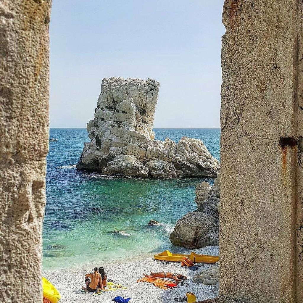 Foto by @lori_gigli -  Eccoci sulla Spiaggia dei Lavori, dove svetta questo rudere in cui non ho resistito ad infilarmi, da una finestrella…