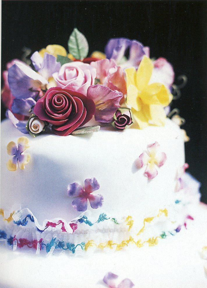 NickiTrench's tweet photo. Launching my wedding cake business. Here are some past cakes I have been commissioned to make. More details: https://t.co/xa9urLZ3Y3 https://t.co/tjEHxO3AlP