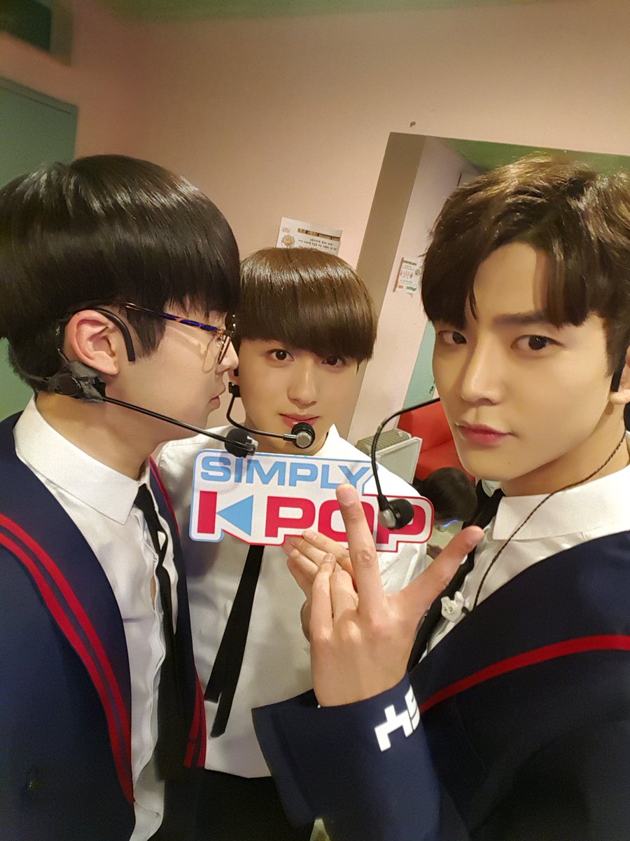_Simplykpop's tweet photo. #에스에프나인 #SF9 잘 살고 있니...#심플리케이팝 은 너네가 많이 보구싶으다...내일 오후 다섯 시 오분🙌 #SimplyKpop Summer Vacation Special에서 감성가득 #쉽다 #EasyLove 무대 돈미쓰아웃!💕 https://t.co/DG1FDVyyhV