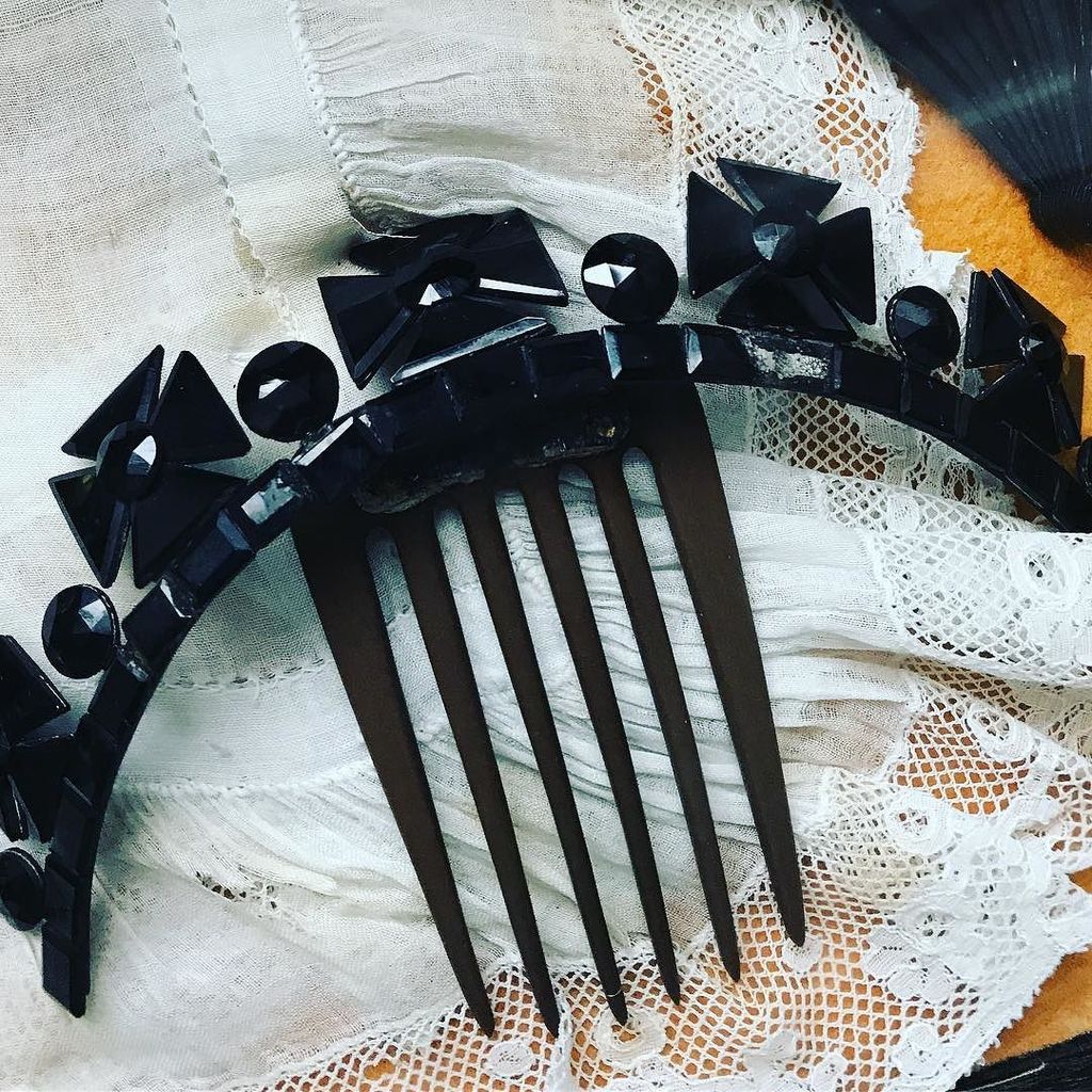 carolwoolton's tweet photo. #Jet #comb worn by Anna Murray #duchessofatholl #mourningjewellery @britishvogue https://t.co/QMGLj1mr1R https://t.co/EixD0CHL1l