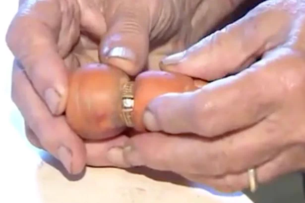 これは感動する！収穫した人参が失くしたはずの婚約指輪をはめていた！