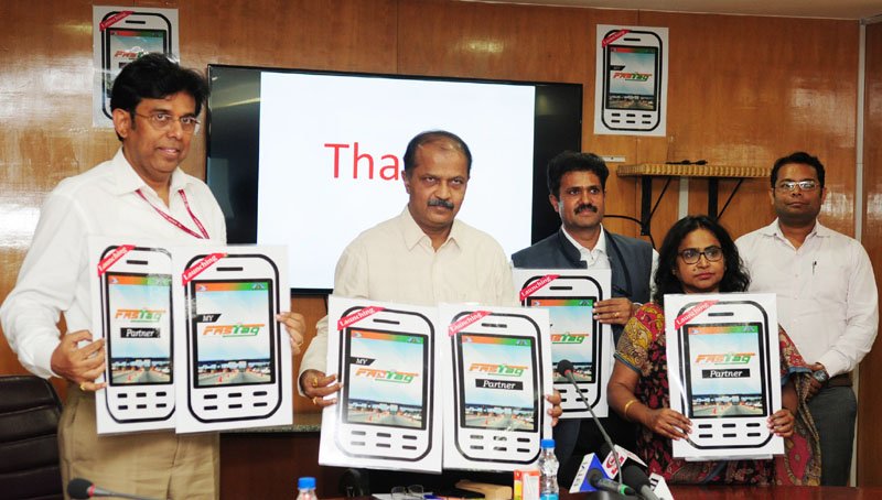 PIB_India's tweet photo. Chairman, NHAI, Shri Deepak Kumar launches the Mobile App #MyFASTag and #FASTagPartner, in New Delhi: https://t.co/kGfs6tZVha https://t.co/s6CuAkcFpI