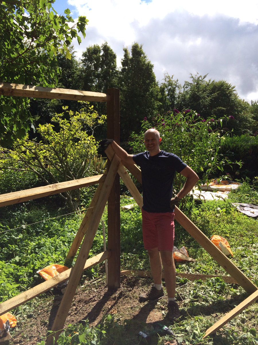 SerocorEmbrace's tweet photo. @AndyMVaughan #fencepose #naomiandjack #arm #serocorembrace #optamor https://t.co/X5FmhkP46U