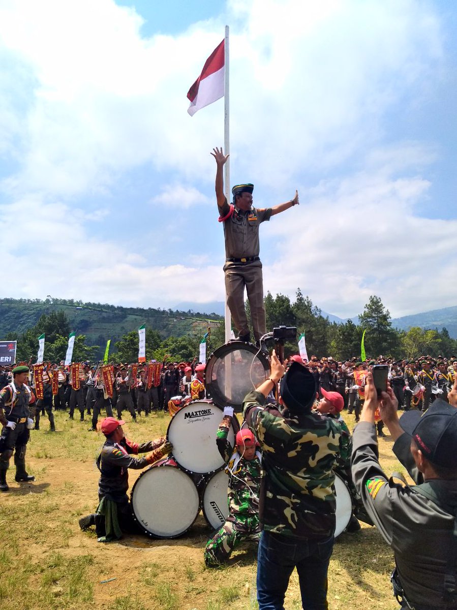 yuniantomastenk's tweet photo. Kasatkornas Banser @AlfaIsnaeni Dlm upacara peringatan HUT RI ke 27, NKRI harga mati @nu_online @Ansor_Satu @AnsorNews @BANSERSATKORNAS https://t.co/uTQxuaMGtw